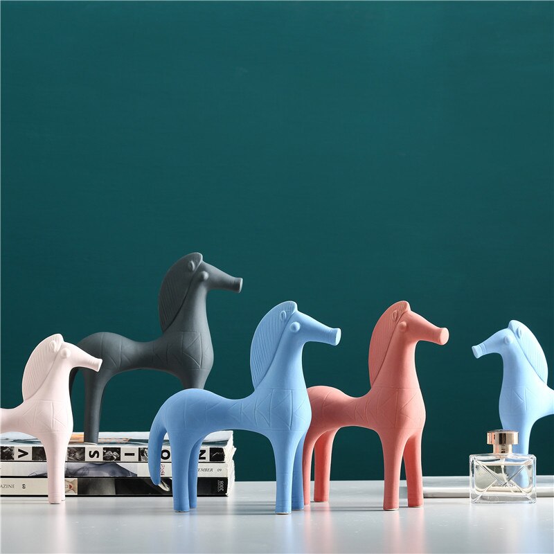 Statue Cheval abstrait coloré – Image 9
